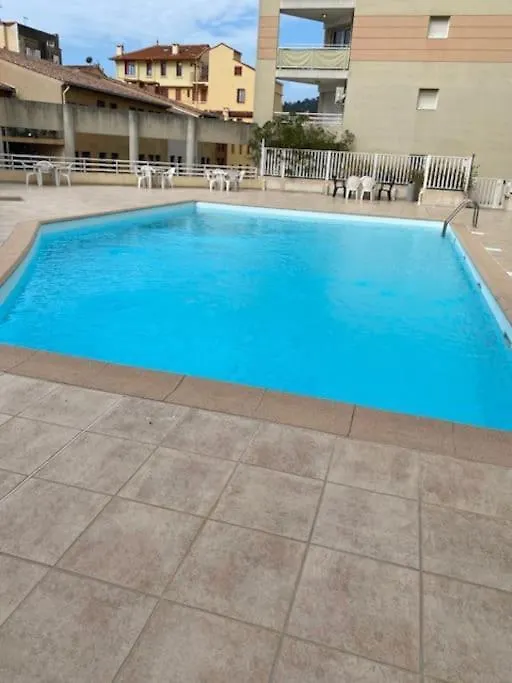 Apartment F2 Climatise A Golfe -Juan En Front De Mer Et Piscine Vallauris